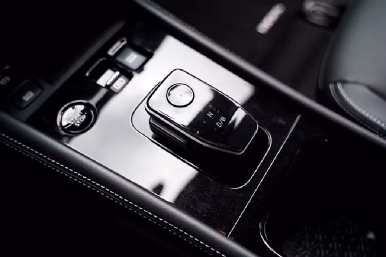 Bên trong Kicks e-Power 2023 ở thị trường Philippines xuất hiện ghế trước không trọng lực Zero Gravity nổi tiếng của thương hiệu Nissan. Ghế này được trang bị tiêu chuẩn cho mọi phiên bản của xe.