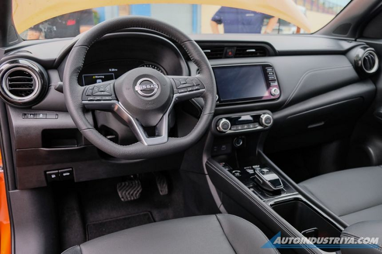 Về kích thước, Nissan Kicks e-Power 2023 ở thị trường Philippines sở hữu chiều dài 4.300 mm, chiều rộng 1.960 mm, chiều cao 1.615 mm, chiều dài cơ sở 2.620 mm và chiều cao gầm 180 mm.