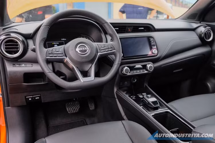 Về kích thước, Nissan Kicks e-Power 2023 ở thị trường Philippines sở hữu chiều dài 4.300 mm, chiều rộng 1.960 mm, chiều cao 1.615 mm, chiều dài cơ sở 2.620 mm và chiều cao gầm 180 mm.