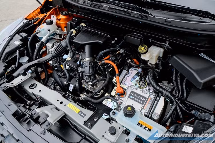 Nằm bên dưới nắp ca-pô là hệ truyền động hybrid mới giống xe tại Thái Lan, bao gồm máy xăng 3 xi-lanh, dung tích 1.2L. Cụm pin sẽ cung cấp điện năng cho mô-tơ mạnh 136 mã lực và mô-men xoắn cực đại 280 Nm.