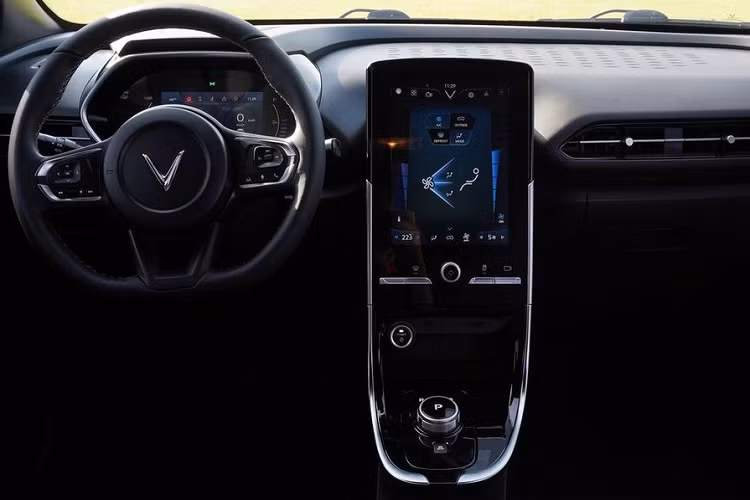 Nếu mua VinFast VF e34 kèm pin với giá 120 triệu đồng, số tiền khách hàng thực tế bỏ ra sở hữu xe kèm pin chỉ là 615 triệu đồng.