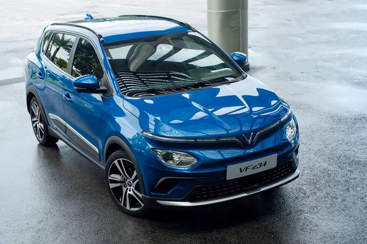 Ngày 14/11 vừa qua, VinFast công bố chính sách bán hàng mới dành cho VF e34. Theo đó, khách hàng sẽ có thêm lựa chọn mua xe VinFast VF e34 kèm pin, bên cạnh lựa chọn thuê pin theo gói cố định với chi phí 2,9 triệu đồng/tháng, không giới hạn số km.