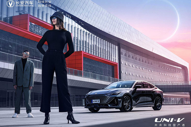 Tại triển lãm Ô tô Trùng Khánh 2022 diễn ra tại Trung Quốc, hãng Changan đã chính thức vén màn 2 phiên bản mới của dòng xe UNI-V 2022 mới, đó là 2.0T và iDD. Nếu như phiên bản 2.0T dùng động cơ xăng thì iDD lại là xe plug-in hybrid (PHEV).
