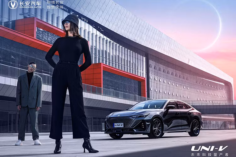 Tại triển lãm Ô tô Trùng Khánh 2022 diễn ra tại Trung Quốc, hãng Changan đã chính thức vén màn 2 phiên bản mới của dòng xe UNI-V 2022 mới, đó là 2.0T và iDD. Nếu như phiên bản 2.0T dùng động cơ xăng thì iDD lại là xe plug-in hybrid (PHEV).