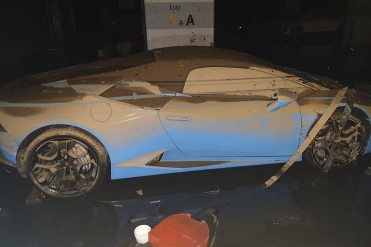 Những hình ảnh này cho thấy một chiếc Lamborghini Aventador có ngoại hình rất giống với phiên bản giới hạn SVJ chỉ được sản xuất 900 xe Coupe và 800 xe mui trần cùng 63 chiếc khác cho 2 biến thể này.