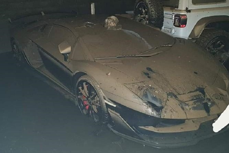 Trong đó, một trang chuyên tổng hợp các sự cố và tai nạn về siêu xe trên thế giới đã chia sẻ hình ảnh dàn siêu xe ngập bùn đất trong 1 bãi đỗ xe.