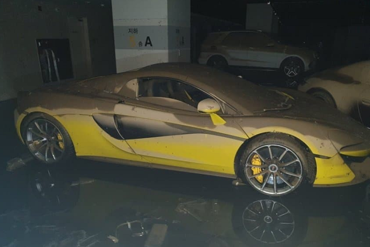 Ngoài chiếc Aventador SVJ, loạt hình ảnh về nhiều siêu xe đắt đỏ bị nước lũ nhấn chìm ở Hàn Quốc còn cho thấy có một chiếc xe Lamborghini khác thuộc biến thể Huracan LP610-4 Spyder.