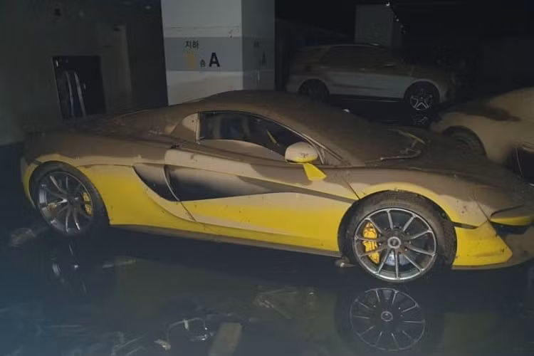 Ngoài chiếc Aventador SVJ, loạt hình ảnh về nhiều siêu xe đắt đỏ bị nước lũ nhấn chìm ở Hàn Quốc còn cho thấy có một chiếc xe Lamborghini khác thuộc biến thể Huracan LP610-4 Spyder.