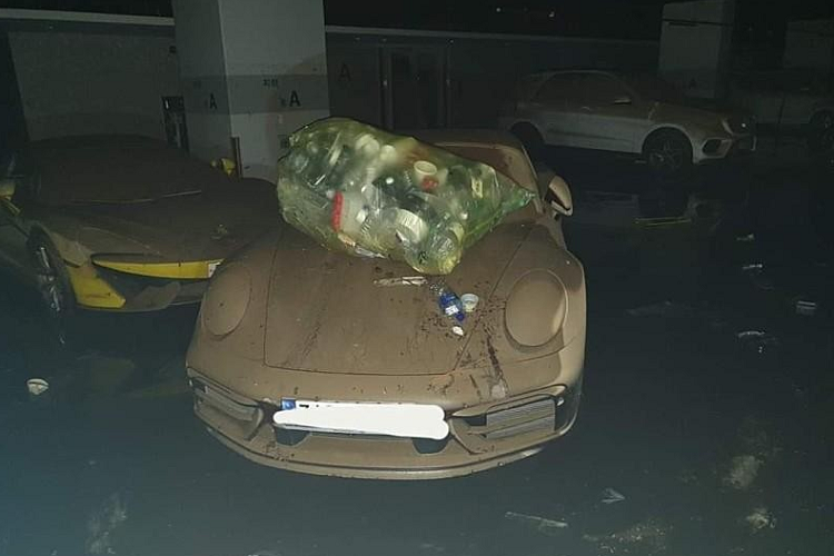 Ngoại thất xe có màu xanh đẹp mắt nhưng đó là khi cơn bão Hinnamnor chưa đến, còn giờ đây, bùn đất bám đầy trên màu sơn và cả trong nội thất của siêu bò.