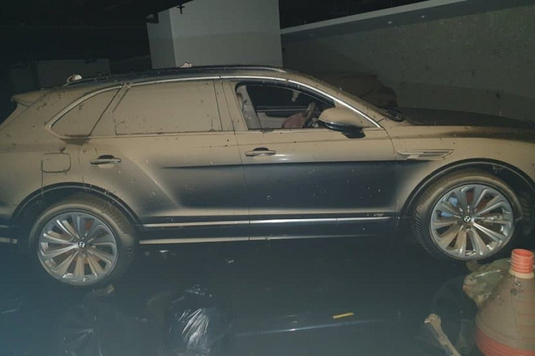 Ngoài ra, còn có Mercedes-AMG GT, Mercedes-Benz S-Class, Bentley Bentayga V8 bản nâng cấp giữa vòng đời, Cadillac Escalade và Genesis G80 đều đã bị phá hủy và để lại một lớp bùn đất dày sau khi bãi đỗ xe này ngập hoàn toàn trong nước..