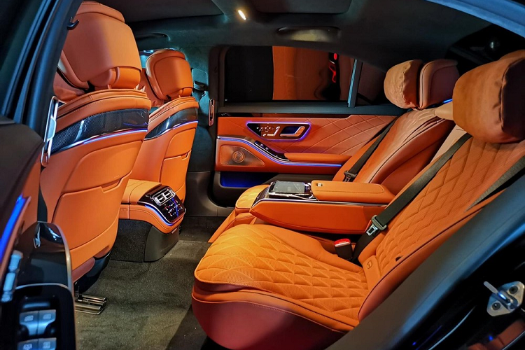 Mercedes-Benz S450 thế hệ mới của Đàm Thu Trang có la-zăng đa chấu kép hoàn toàn mới và quan trọng là tay nắm cửa của xe ẩn vào trong, chỉ thò ra ngoài khi xe mở cửa hoặc chủ nhân đi lại gần cửa xe. Cuối cùng là thiết kế đèn hậu LED và cản va sau mới. 