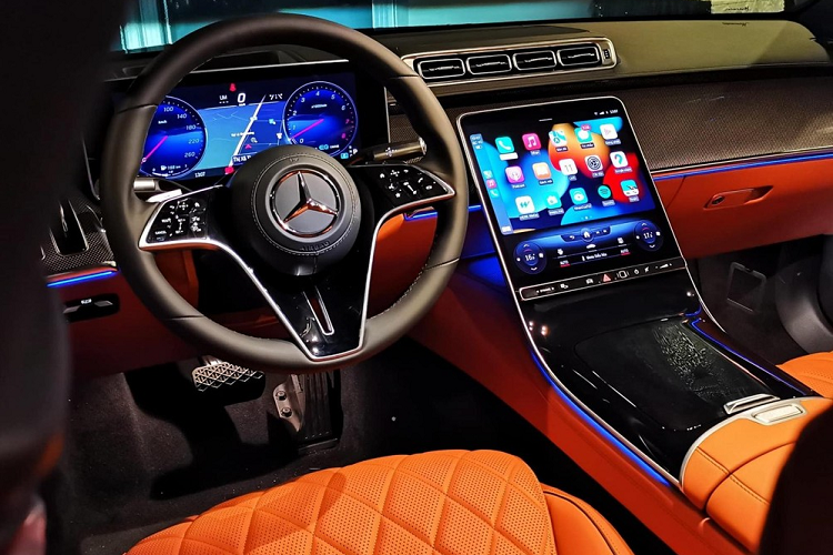 Thay đổi tiếp theo chính là việc các hốc gió của sedan hạng sang cỡ lớn Mercedes-Benz S450 Luxury thế hệ mới còn kéo dài sang 2 bên đầu xe, tích hợp thêm trang bị thanh nẹp mạ crôm cá tính, lưới tản nhiệt của xe được hạ thấp xuống gần hốc gió trước hơn so với bản cũ.