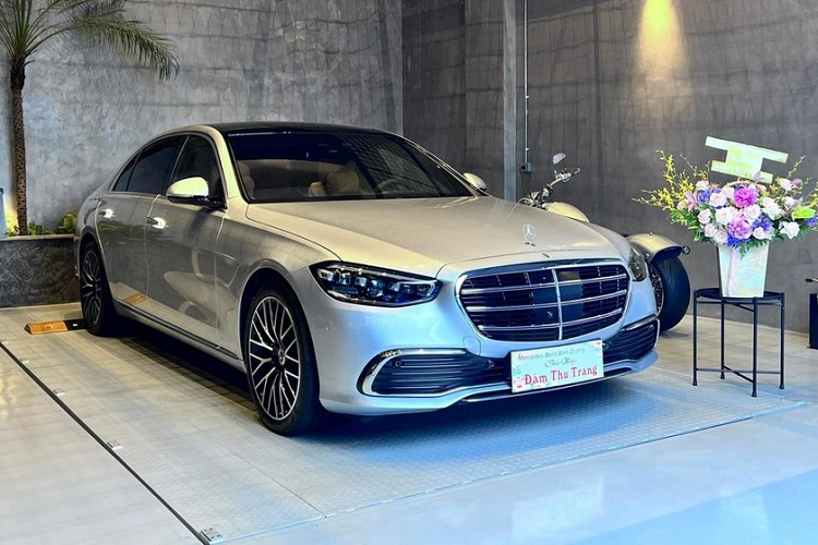 Những hình ảnh được 1 người bạn, cũng là đại diện Mercedes-Benz bàn giao xe cho vợ chồng Cường Đô la đăng tải cho thấy, chiếc xe sang Mercedes-Benz S450 thế hệ mới này được doanh nhân phố núi mua tặng cho vợ. Như vậy, đây đã là chiếc xe Mercedes-Benz thứ 2 mà Đàm Thu Trang sở hữu, xe đầu tiên là Mercedes-AMG G63 với màu sơn xanh China đẹp mắt và cũng được mua chính hãng.