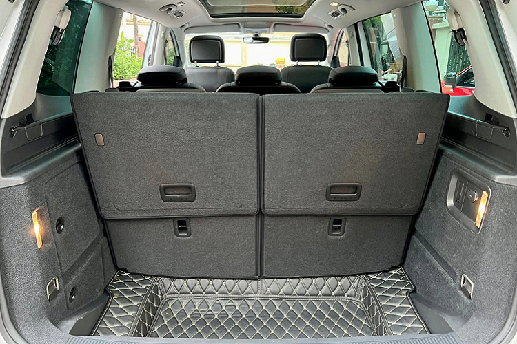 Mẫu MPV sở hữu rất nhiều tính năng vận hành, công nghệ an toàn tiên tiến như hệ thống phanh ABS, hỗ trợ phanh, hỗ trợ phanh khẩn cấp AEB, cân bằng điện tử, hệ thống kiểm soát hành trình thích ứng (Adaptive Cruise Control), cảnh báo điểm mù, hệ thống hỗ trợ đỗ xe và 7 túi khí.