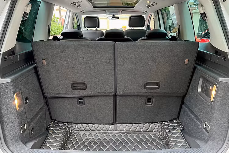 Mẫu MPV sở hữu rất nhiều tính năng vận hành, công nghệ an toàn tiên tiến như hệ thống phanh ABS, hỗ trợ phanh, hỗ trợ phanh khẩn cấp AEB, cân bằng điện tử, hệ thống kiểm soát hành trình thích ứng (Adaptive Cruise Control), cảnh báo điểm mù, hệ thống hỗ trợ đỗ xe và 7 túi khí.