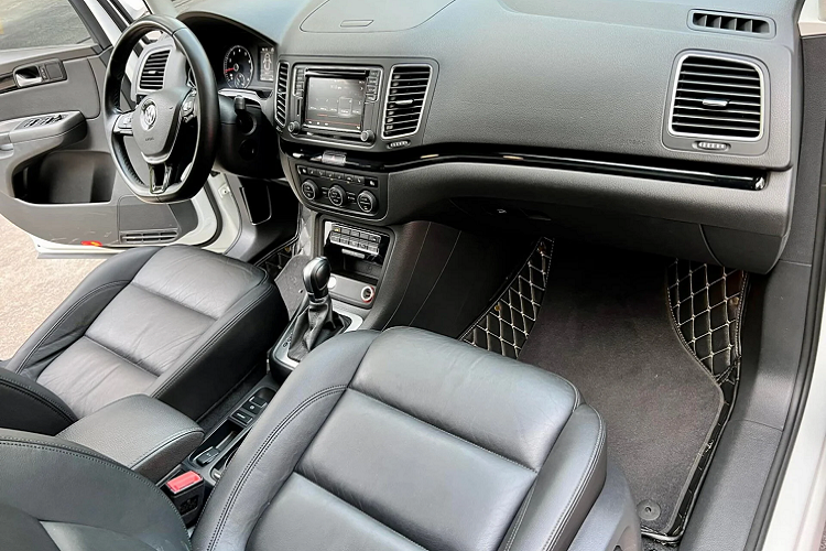 Mẫu xe MPV Volskwagen Sharan 2016 có chiều dài 4.854 mm, rộng 1.904 mm, cao 1.720 mm, chiều dài trục cơ sở 2.920 mm. Khoảng sáng gầm 152 mm. Xe được trang bị động cơ xăng tăng áp TSI 2.0 công suất 220 mã lực tại 4.500-6.200 vòng/phút, mô-men xoắn cực đại 350 Nm. Hộp số ly hợp kép 6 cấp, tốc độ tối đa 226 km/h.