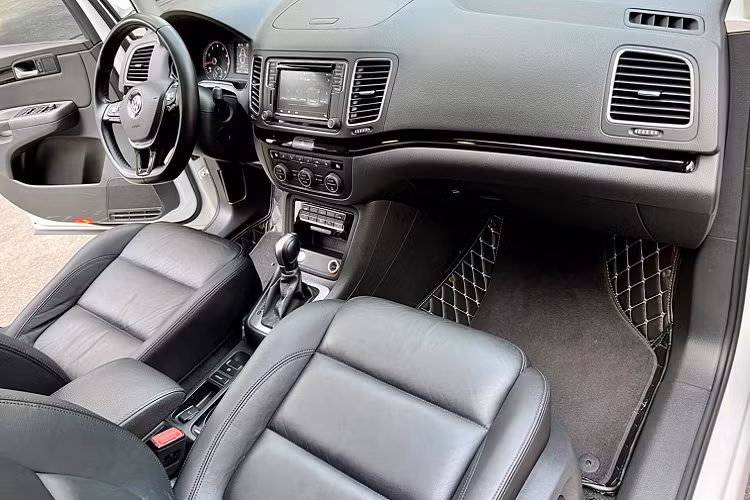 Mẫu xe MPV Volskwagen Sharan 2016 có chiều dài 4.854 mm, rộng 1.904 mm, cao 1.720 mm, chiều dài trục cơ sở 2.920 mm. Khoảng sáng gầm 152 mm. Xe được trang bị động cơ xăng tăng áp TSI 2.0 công suất 220 mã lực tại 4.500-6.200 vòng/phút, mô-men xoắn cực đại 350 Nm. Hộp số ly hợp kép 6 cấp, tốc độ tối đa 226 km/h.