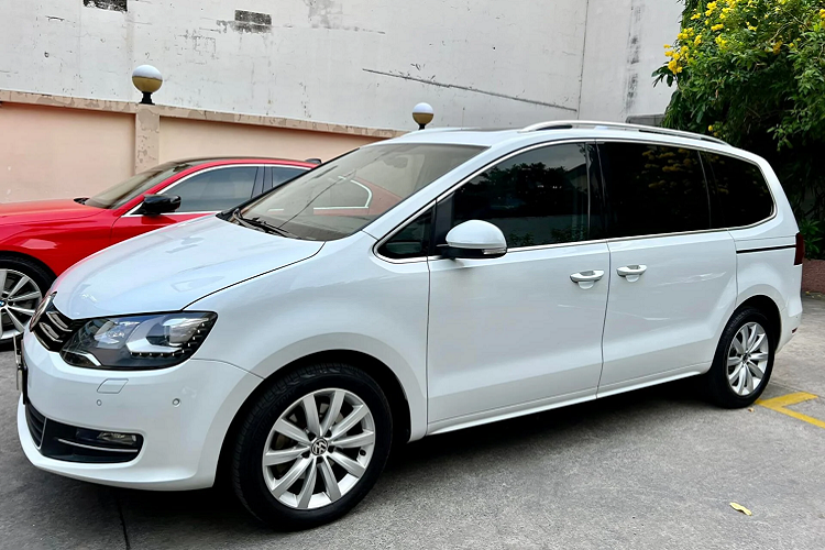 Do giá xe Volkswagen Sharan khá cao, tiệm cận nhiều mẫu xe sang nên nó không được nhiều người Việt ưa chuộng và nhanh chóng dừng phân phối, tương tự Honda Odyssey. Sau 6 năm lăn bánh, chiếc Volkswagen Sharan hiếm hoi trên thị trường xe cũ được rao bán với giá chỉ hơn 800 triệu đồng, mất giá hơn 50% giá trị xe ban đầu và cao hơn đối thủ Kia Sedona 2016 (680-750 triệu).
