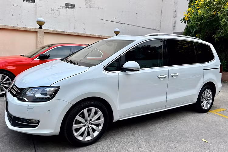 Do giá xe Volkswagen Sharan khá cao, tiệm cận nhiều mẫu xe sang nên nó không được nhiều người Việt ưa chuộng và nhanh chóng dừng phân phối, tương tự Honda Odyssey. Sau 6 năm lăn bánh, chiếc Volkswagen Sharan hiếm hoi trên thị trường xe cũ được rao bán với giá chỉ hơn 800 triệu đồng, mất giá hơn 50% giá trị xe ban đầu và cao hơn đối thủ Kia Sedona 2016 (680-750 triệu).