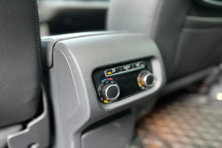 Không giống Kia Sedona, Volkswagen Sharan ở Việt Nam là bản 7 chỗ với hàng ghế giữa có 3 chỗ ngồi kèm theo hai bàn làm việc, tiện ích hiếm thấy trên xe MPV 7 chỗ. Cơ cấu gập ghế cũng đơn giản, tiện dụng, hành khách bước vào hàng ghế thứ ba dễ dàng.