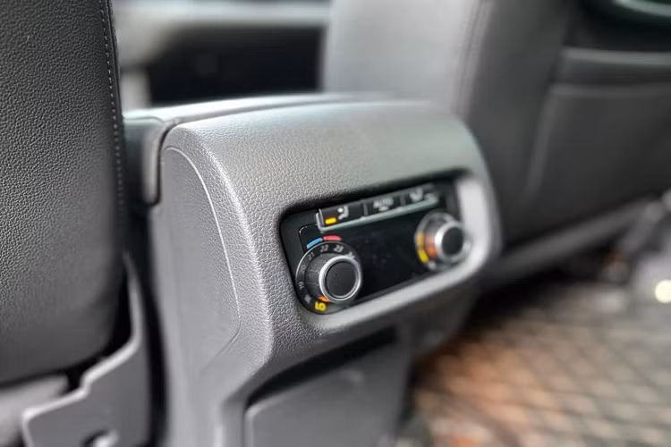 Không giống Kia Sedona, Volkswagen Sharan ở Việt Nam là bản 7 chỗ với hàng ghế giữa có 3 chỗ ngồi kèm theo hai bàn làm việc, tiện ích hiếm thấy trên xe MPV 7 chỗ. Cơ cấu gập ghế cũng đơn giản, tiện dụng, hành khách bước vào hàng ghế thứ ba dễ dàng.