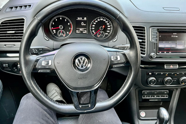 Mẫu xe mang thiết kế ngoại thất không quá phô trương, hai cửa trượt chỉnh điện, điều hoà 3 vùng, cửa sổ trời toàn cảnh, màn hình giải trí 6.5 inch, dàn âm thanh 8 loa, ra lệnh bằng giọng nói.