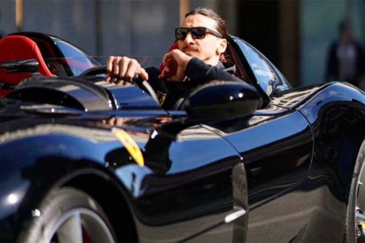 Về siêu phẩm Ferrari 812 Competizione A, đây là phiên bản giới hạn đặc biệt mới được phát triển từ 812 Superfast. Điểm nhấn của 812 Competizione A là mui kiểu targa với phần mui trên đầu người lái và hành khách bằng sợi carbon có thể tháo ra được.