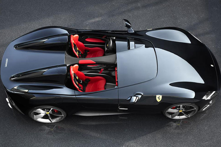 Tuy nhiên đổi lại, mô-men xoắn cực đại đã giảm từ 717Nm như trên 812 Superfast xuống chỉ còn 695Nm. Để khiến động cơ có thể đạt tua máy lớn như vậy, Ferrari đã tái thiết kế lại nhiều chi tiết máy - chẳng hạn như các tay biên titan nhẹ hơn 40% và các trục cam cùng chốt piston phủ lớp cứng như kim cương.