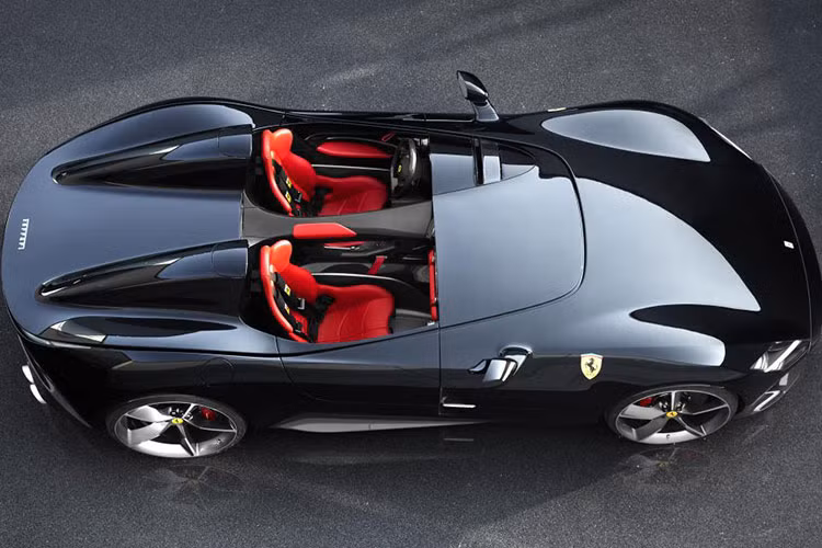 Tuy nhiên đổi lại, mô-men xoắn cực đại đã giảm từ 717Nm như trên 812 Superfast xuống chỉ còn 695Nm. Để khiến động cơ có thể đạt tua máy lớn như vậy, Ferrari đã tái thiết kế lại nhiều chi tiết máy - chẳng hạn như các tay biên titan nhẹ hơn 40% và các trục cam cùng chốt piston phủ lớp cứng như kim cương.