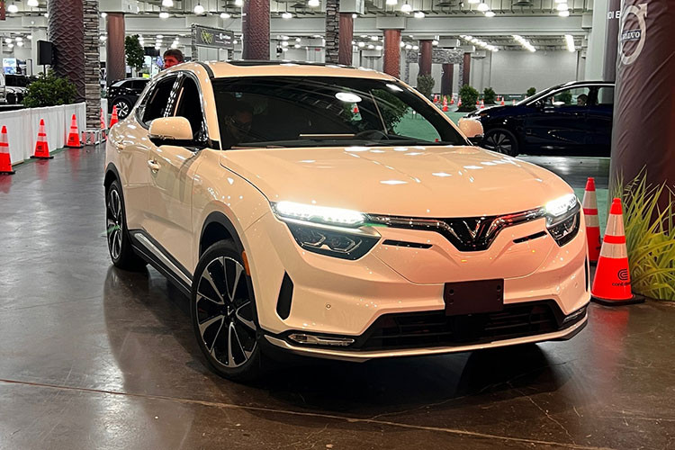 Một số trạm sạc Electrify America trên các đường cao tốc chính có công suất 350 kW dành riêng cho mỗi xe chứ không chia sẻ, nhằm đảm bảo nhu cầu sạc và di chuyển nhanh nhất có thể. Có thể thấy, hãng Electrify America đang rất cố gắng giúp khách hàng hiểu rõ hơn về nguồn điện sạc bằng các nhãn hiệu và thuật ngữ mới.