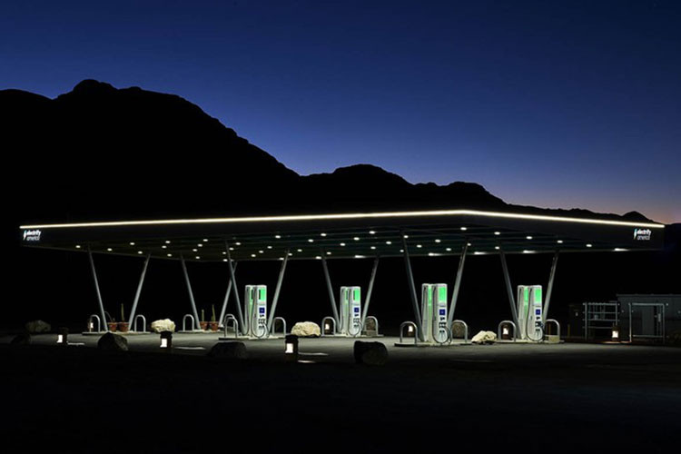 Cáp kết nối cùng với hệ thống quản lý cáp hoàn toàn mới thuận tiện hơn trong việc cắm cáp vào bất kỳ vị trí cổng sạc nào của các hãng xe, giảm kích thước của cả bộ sạc và tủ điện cho phép lắp đặt nhiều trạm sạc hơn ở các vị trí đô thị bị hạn chế về không gian.