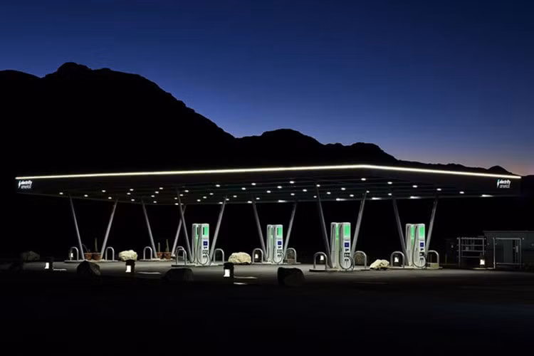 Cáp kết nối cùng với hệ thống quản lý cáp hoàn toàn mới thuận tiện hơn trong việc cắm cáp vào bất kỳ vị trí cổng sạc nào của các hãng xe, giảm kích thước của cả bộ sạc và tủ điện cho phép lắp đặt nhiều trạm sạc hơn ở các vị trí đô thị bị hạn chế về không gian.