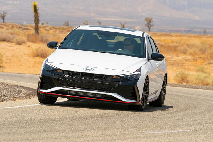 Ở biến thể N Line, lưới tản nhiệt có gắn logo "N Line", đồng thời bổ sung một số tính năng độc quyền như ốp trang trí bên viền hốc hút gió, mâm 18 inch, gương chiếu hậu màu đen, cánh gió sau, khuếch tán gió và chụp ống xả crôm.