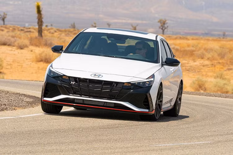 Ở biến thể N Line, lưới tản nhiệt có gắn logo "N Line", đồng thời bổ sung một số tính năng độc quyền như ốp trang trí bên viền hốc hút gió, mâm 18 inch, gương chiếu hậu màu đen, cánh gió sau, khuếch tán gió và chụp ống xả crôm.