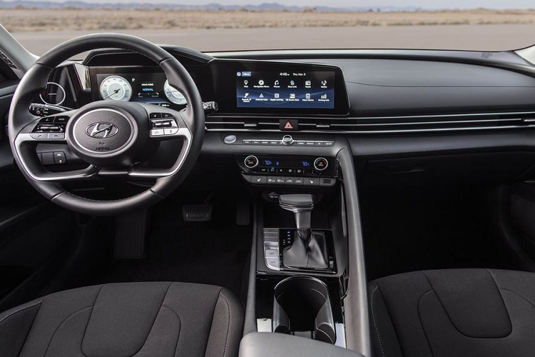 Nội thất xe cũng được làm lại với phong cách trẻ trung và công nghệ cao. Một số trang bị đáng chú ý bao gồm bảng đồng hồ kỹ thuật số 10,25 inch ghép cặp với màn cảm ứng trung tâm đồng kích thước bên cạnh.