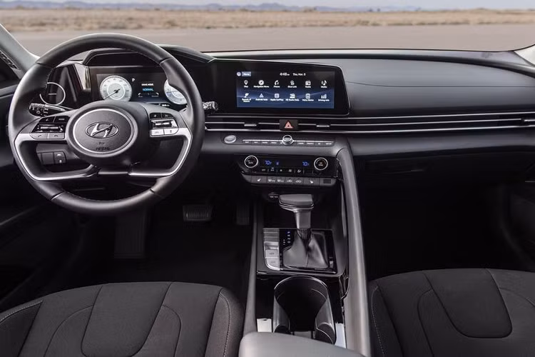 Nội thất xe cũng được làm lại với phong cách trẻ trung và công nghệ cao. Một số trang bị đáng chú ý bao gồm bảng đồng hồ kỹ thuật số 10,25 inch ghép cặp với màn cảm ứng trung tâm đồng kích thước bên cạnh.