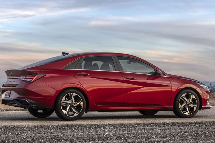 Về truyền động, xe có 3 tuỳ chọn động cơ như đời cũ, gồm máy 1.6L, 2.0L và tăng áp 1.6L. Biến thể N Line mạnh mẽ hơn dùng động cơ tăng áp 1.6L, cho công suất 201 mã lực và mô-men xoắn 265 Nm, tuỳ chọn hộp số tự động ly hợp kép 6 cấp hoặc số sàn 6 cấp. Hệ thống treo và phanh trên bản N Line cũng được hiệu chỉnh cho phù hợp với động cơ