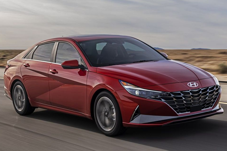 Thực tế, Hyundai Elantra 2023 tại Việt Nam chính là thế hệ thứ 7 đã được trình làng quốc tế từ tháng 4/2020 tại Hàn Quốc. Thế hệ mới sở hữu thiết kế hiện đại hơn, điểm nhấn là lưới tản nhiệt được tạo hình giống như mặt cắt của đá quý và cặp đèn pha góc cạnh ở 2 bên.