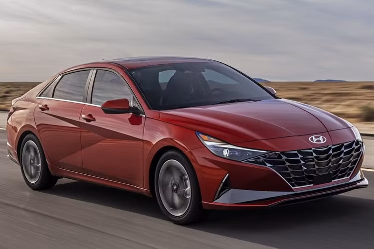 Thực tế, Hyundai Elantra 2023 tại Việt Nam chính là thế hệ thứ 7 đã được trình làng quốc tế từ tháng 4/2020 tại Hàn Quốc. Thế hệ mới sở hữu thiết kế hiện đại hơn, điểm nhấn là lưới tản nhiệt được tạo hình giống như mặt cắt của đá quý và cặp đèn pha góc cạnh ở 2 bên.