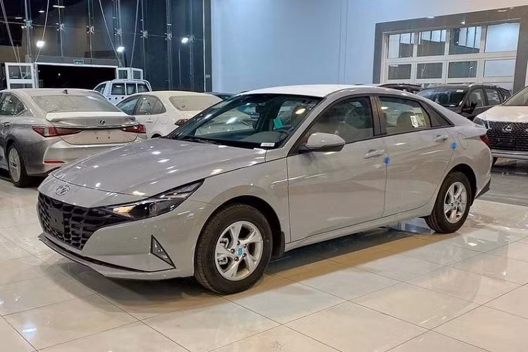 Mới đây, đã có một đại lý chính thức nhận đặt cọc đối với mẫu Hyundai Elantra 2023 mới. Được biết, tạm thời, khách hàng sẽ đặt cọc theo giá niêm yết của thế hệ hiện hành. Xe có thể sẽ được ra mắt người tiêu dùng Việt ngay trong tháng 8 tới.