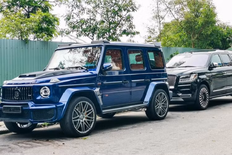 Ngoài biển số cực đỉnh, chiếc siêu SUV Lamborghini Urus và Brabus 800 Widestar còn có ngoại thất được sơn màu xanh nhưng mang mã riêng. Lamborghini Urus với màu sơn xanh Blu Eleos của đại gia Hải Phòng có số lượng chỉ đếm trên đầu ngón tay tại Việt Nam, còn Brabus 800 Widestar là chiếc SUV hạng sang duy nhất mang màu Brilliant Blue.