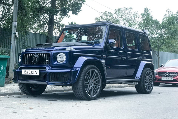 Còn phiên bản độ Brabus 800 Widestar sở hữu khối động cơ V8, dung tích 4.0 lít, tăng áp kép và sẽ có công suất tối đa 789 mã lực tại vòng tua máy 6.600 vòng/phút và mô-men xoắn cực đại đạt mức 1.000 Nm tại vòng tua máy 3.600 vòng/phút nếu chủ xe chọn giải pháp nâng cấp toàn diện từ ngoại thất, nội thất và thông nòng động cơ của xe.