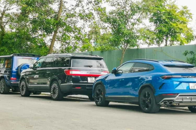 Giá xe Lamborghini Urus lúc mới ra mắt khoảng 20 đến 26 tỷ đồng tại Việt Nam, tuỳ theo trang bị và cấu hình của xe cũng như việc mua ngoài hay qua nhập khẩu chính hãng. Còn với sản phẩm độ của Brabus 800 Widestar, người ta ước tính số tiền mà đại gia Hải Phòng bỏ ra để trải nghiệm cũng không dưới 18 tỷ đồng.