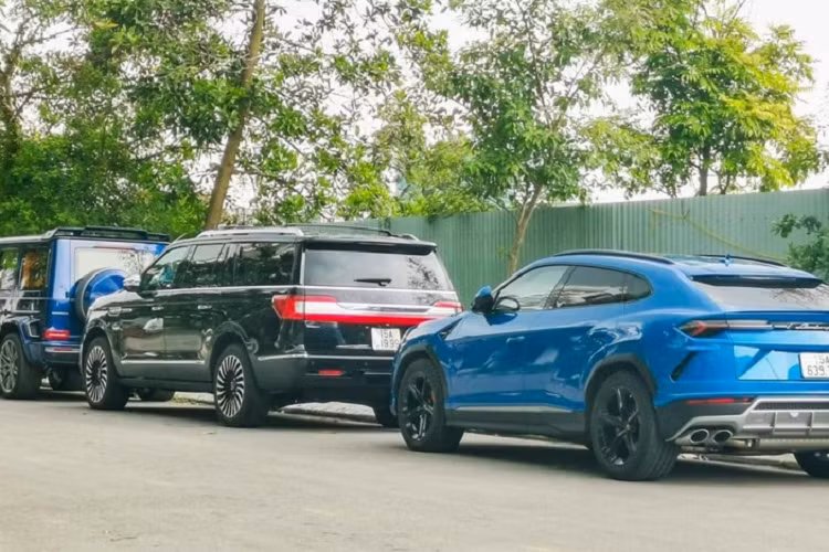 Giá xe Lamborghini Urus lúc mới ra mắt khoảng 20 đến 26 tỷ đồng tại Việt Nam, tuỳ theo trang bị và cấu hình của xe cũng như việc mua ngoài hay qua nhập khẩu chính hãng. Còn với sản phẩm độ của Brabus 800 Widestar, người ta ước tính số tiền mà đại gia Hải Phòng bỏ ra để trải nghiệm cũng không dưới 18 tỷ đồng.