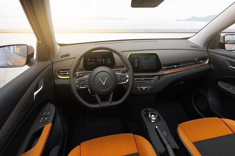 Bỏ ra số tiền trên, khách hàng Việt Nam sẽ nhận về mẫu xe hạng A được trang bị đèn pha và đèn hậu Halogen cũng như vành la-zăng 17 inch. Bên cạnh đó, xe còn có nội thất bọc da, vô lăng vát đáy thể thao, bảng đồng hồ kỹ thuật số, màn hình cảm ứng trung tâm xoay về phía người lái, núm xoay chuyển số và phanh tay chỉnh cơ.