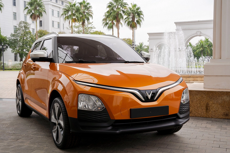 Trong khi đó, các trang bị an toàn của VinFast VF5 Plus gồm có hệ thống kiểm soát hành trình, cảnh báo giao thông phía sau, cảnh báo điểm mù, cảnh báo luồng giao thông đến khi mở cửa, hỗ trợ đỗ xe phía sau, hỗ trợ phanh khẩn cấp, hệ thống cân bằng điện tử, hỗ trợ khởi hành ngang dốc và cảnh báo áp suất lốp.