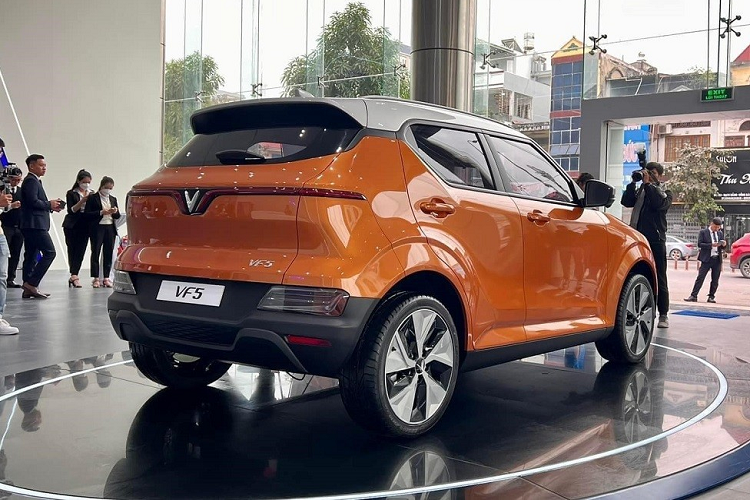 Các ứng dụng, tiện ích như trợ lý ảo điều khiển bằng giọng nói, mua sắm trực tuyến trên xe, cập nhật phần mềm từ xa, lên lịch sạc pin theo thói quen sử dụng hay điều khiển các thiết bị thông minh ở nhà cũng được trang bị cho mẫu ô tô điện này.