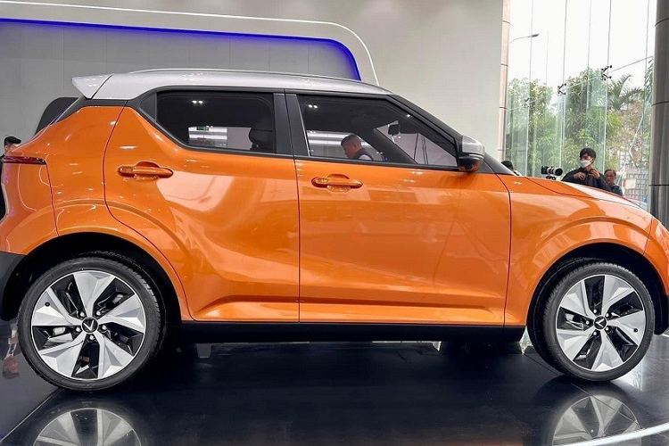 Trong trường hợp mua xe không kèm pin, người dùng sẽ phải trả thêm chi phí thuê pin theo gói cố định là 1,6 triệu đồng/tháng, không giới hạn số km di chuyển. Giá thuê pin sẽ được cố định suốt đời theo giá thuê pin tại thời điểm nhận xe. Khách hàng có thể sử dụng voucher được tặng trong chương trình Sống xanh của Vinhomes để thanh toán khi mua xe.