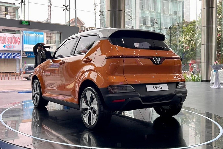 Nếu đặt cọc 20 triệu đồng, khách hàng sẽ được ưu đãi giá 30 triệu đồng và ưu tiên giao xe theo thứ tự cọc cam kết trước. Khách hàng có thể chuyển nhượng cọc cho người khác nhưng không được hoàn/hủy cọc. Trong khi đó, những người đặt cọc 10 triệu đồng thì sẽ được ưu đãi giá 20 triệu đồng, có thể hoàn/hủy cọc hoặc chuyển nhượng cọc cho người khác.