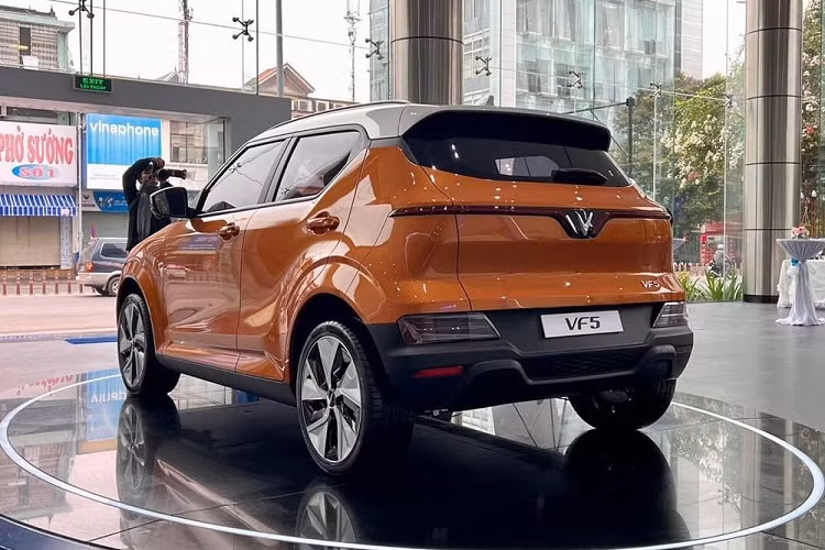 Nếu đặt cọc 20 triệu đồng, khách hàng sẽ được ưu đãi giá 30 triệu đồng và ưu tiên giao xe theo thứ tự cọc cam kết trước. Khách hàng có thể chuyển nhượng cọc cho người khác nhưng không được hoàn/hủy cọc. Trong khi đó, những người đặt cọc 10 triệu đồng thì sẽ được ưu đãi giá 20 triệu đồng, có thể hoàn/hủy cọc hoặc chuyển nhượng cọc cho người khác.